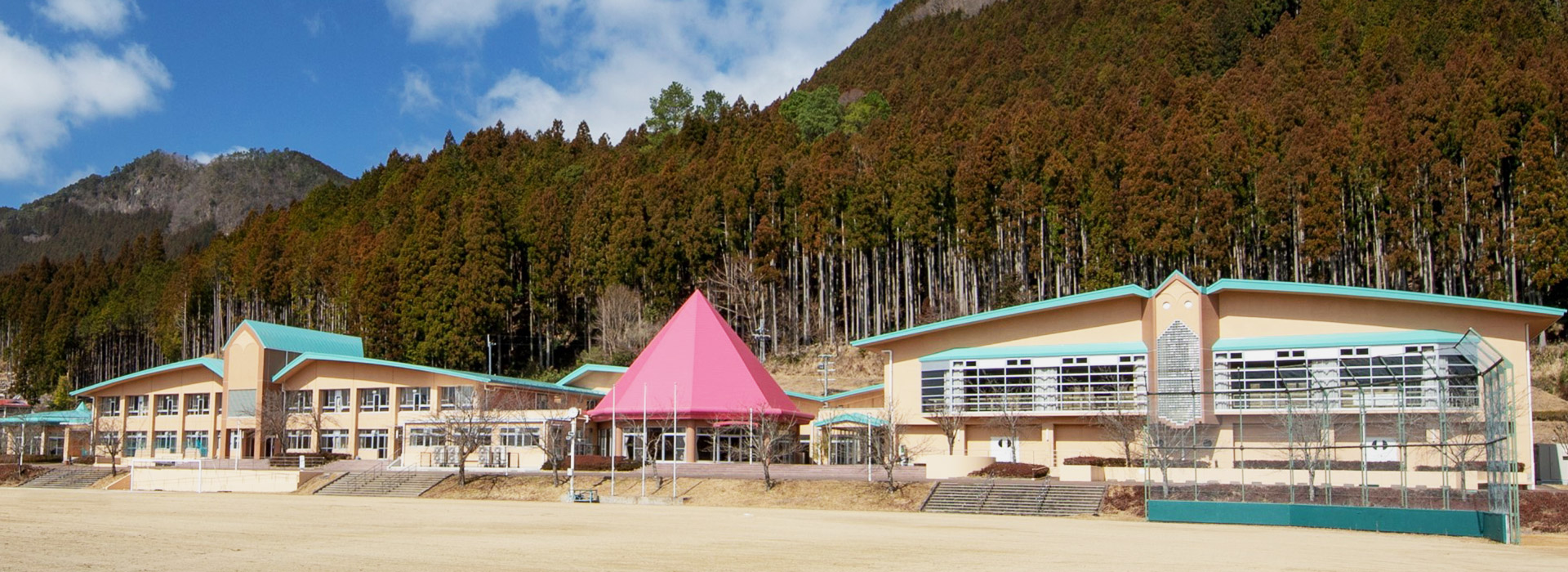 曽爾小中学校の外観