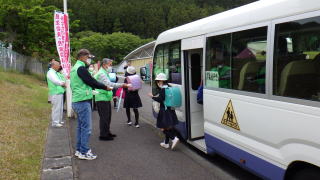 民生委員朝の声かけ運動の様子①