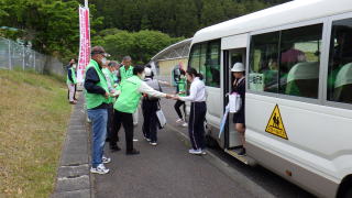 民生委員朝の声かけ運動の様子②